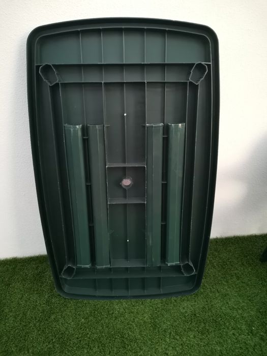 Mesa e cadeiras de resina para jardim