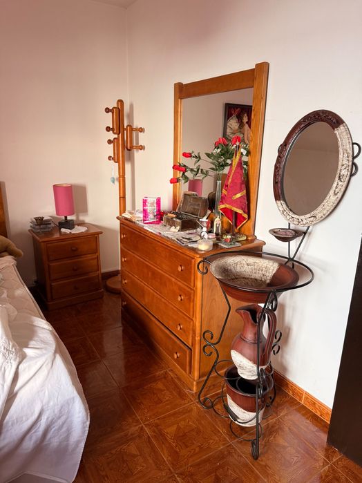 Cama, mesas cabeceira, cómoda e roupeiro