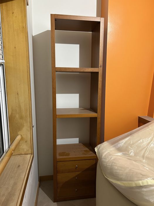 Movel com prateleiras e gavetas