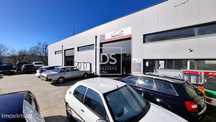 Pavilhão com Oficina Automóvel em Funcionamento.