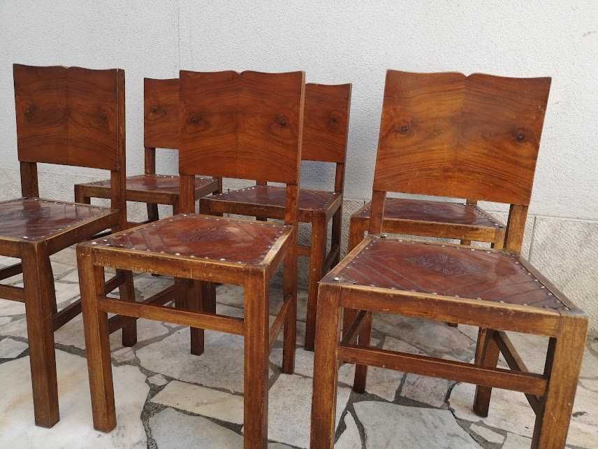 Seis cadeiras vintage com assento em couro lavrado