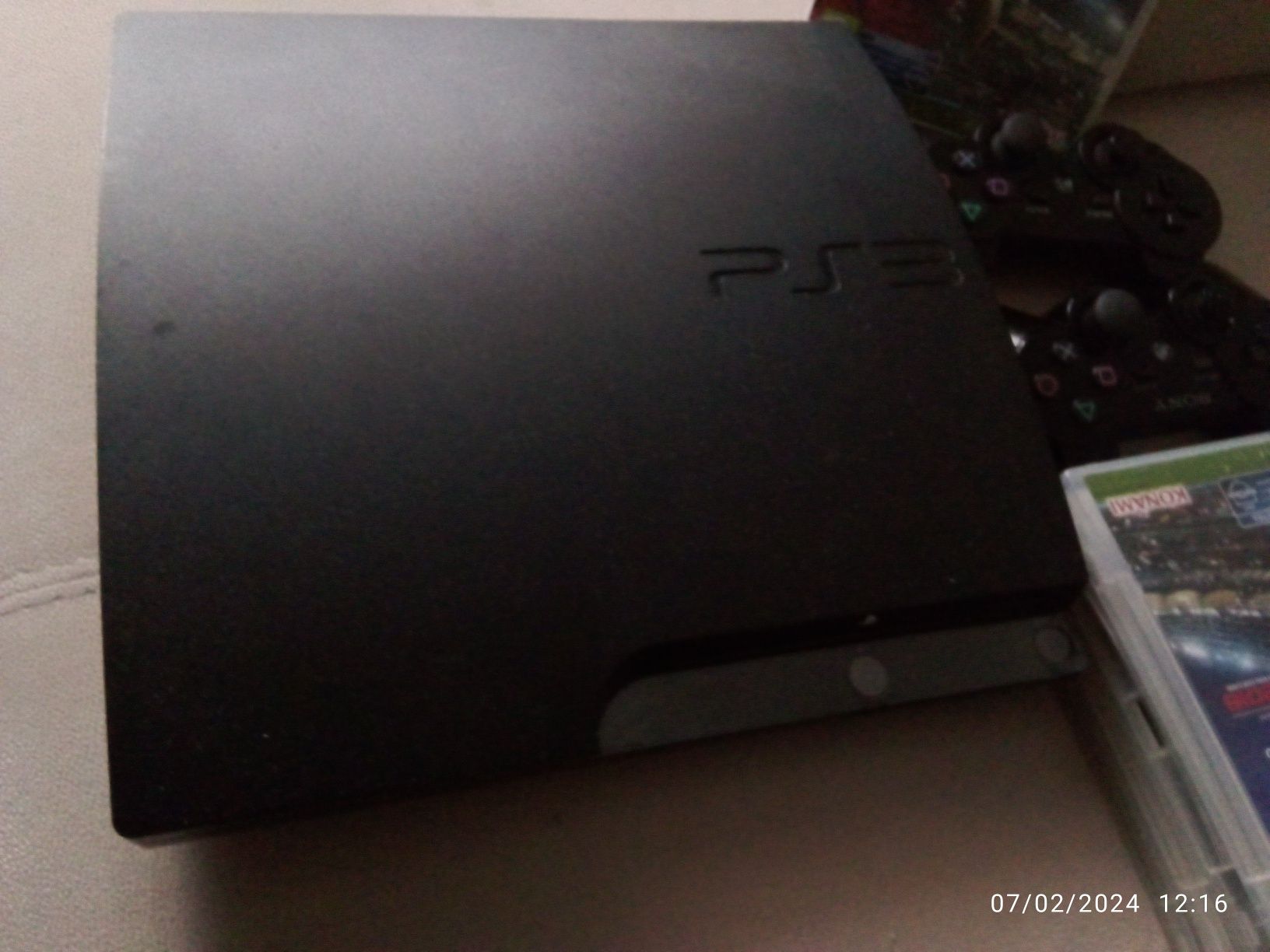 Ps3 com dois comandos e com 11 jogos