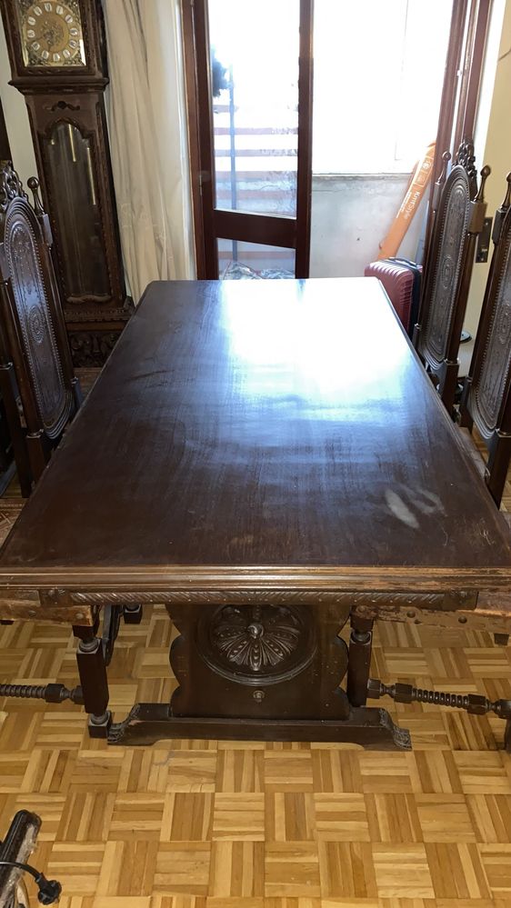 Mesa de sala com cadeiras