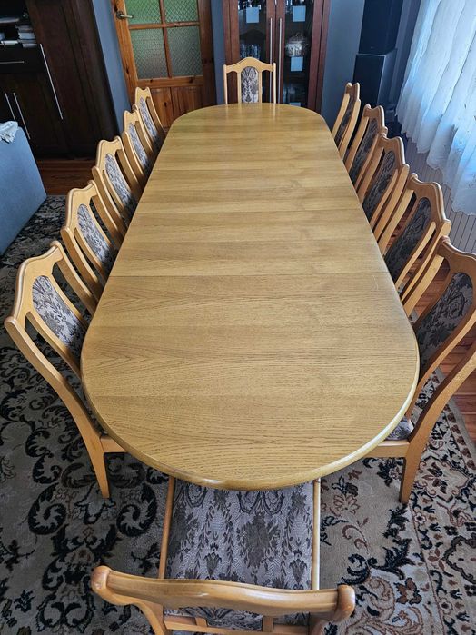 Stół rozkładany z krzesłami