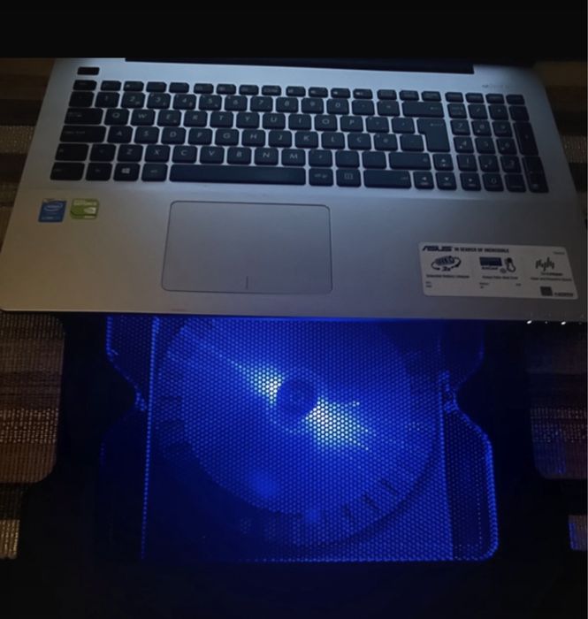 Suporte para PC ou outro equipamento semelhante com refrigeração