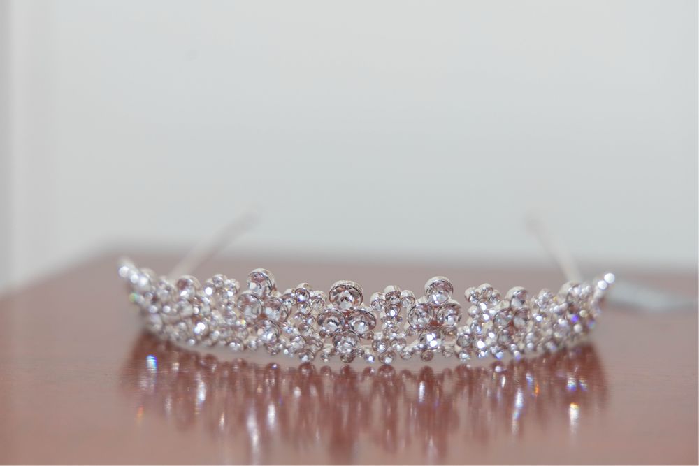 Vendo coroa com detalhes de cristais Swarovski