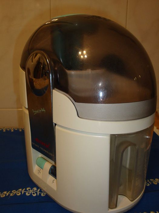 Centrifugadora e liquidificadora de fruta; Fritadeira.