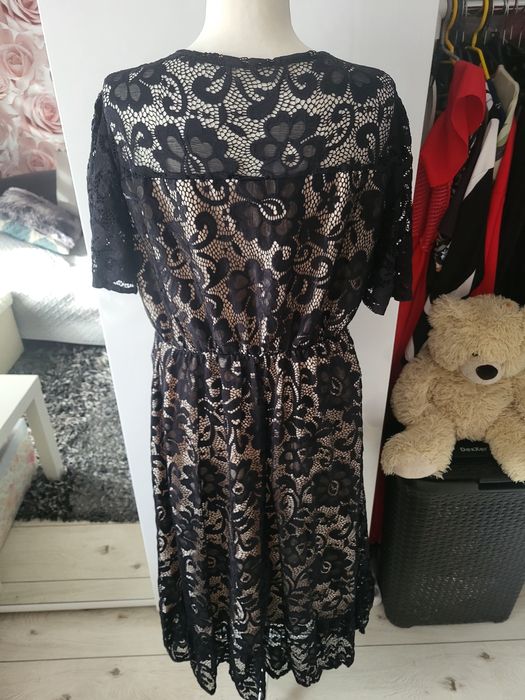 Czarna koronkowa sukienka midii na beżowej podszewce 46