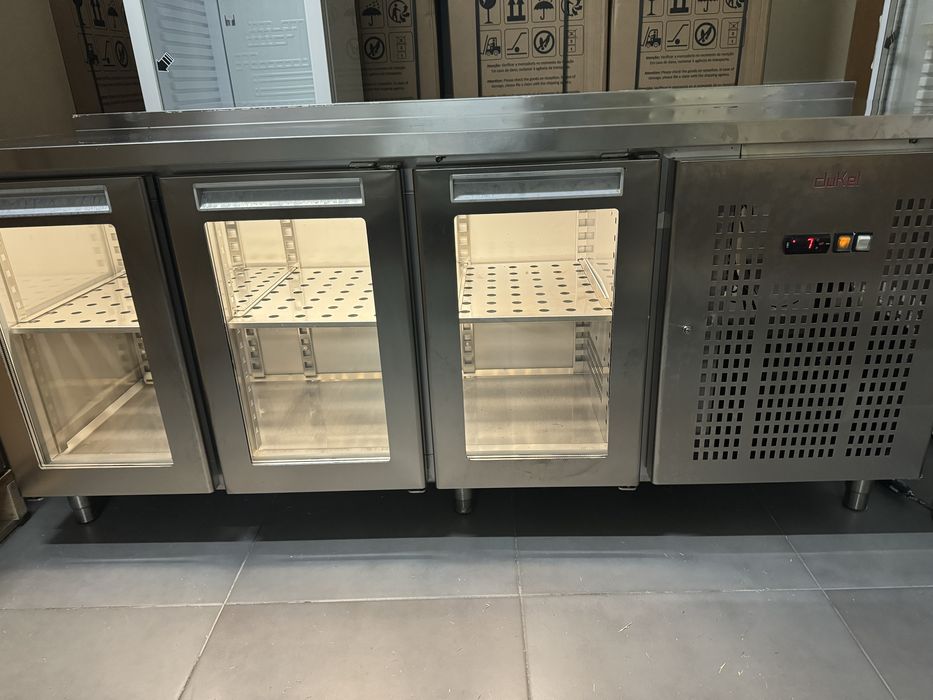 Balcão frigorifiico 3 portas em vidro / Bancada muito nova