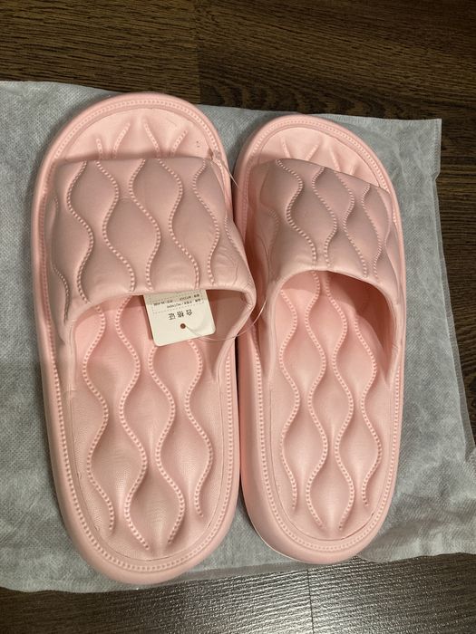 Жіночі тапочки.