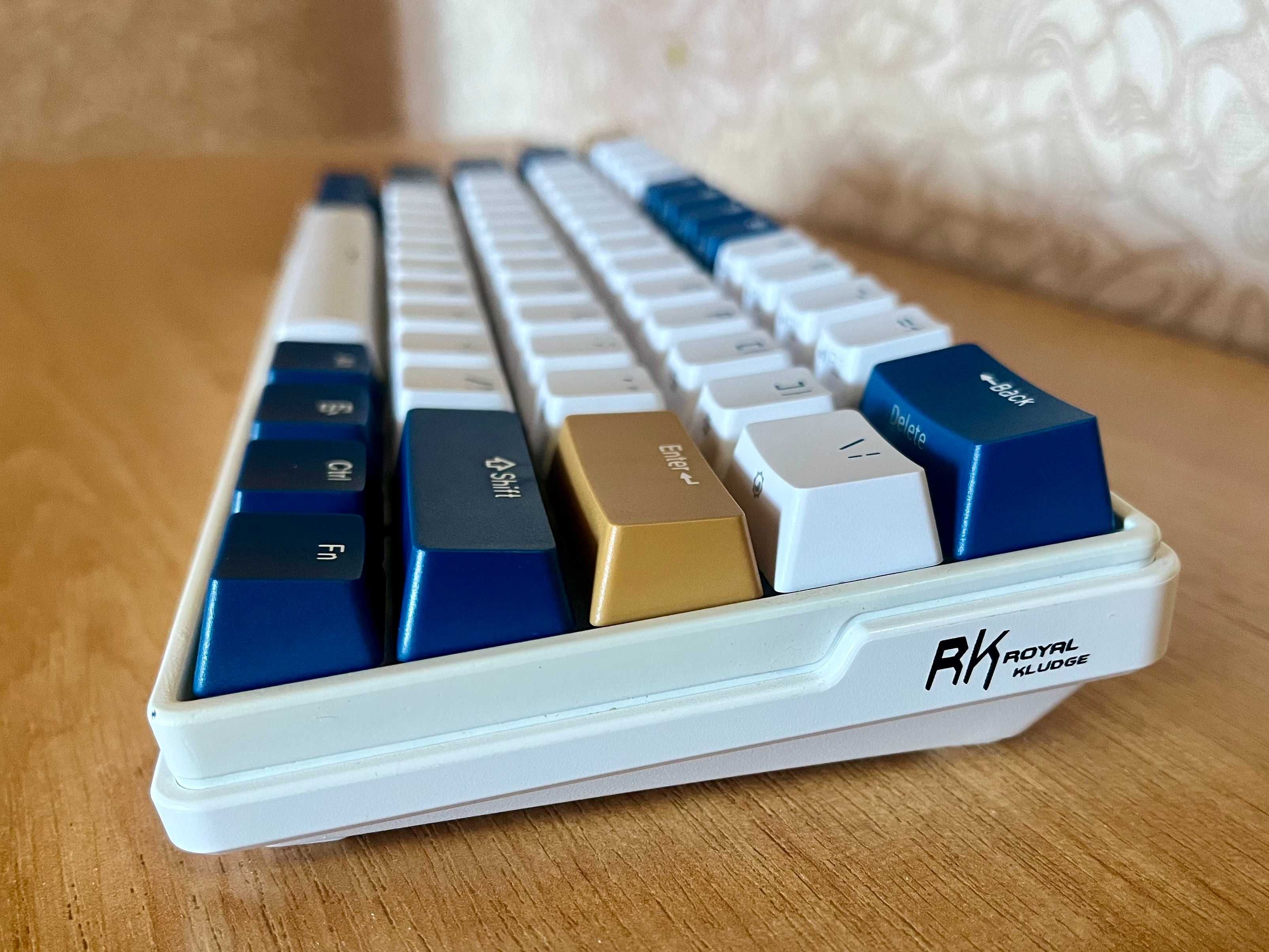 Royal Kludge RK61 PLUS (60%/Hotswap/RGB/USB-Hub/2.4ghz/BT)