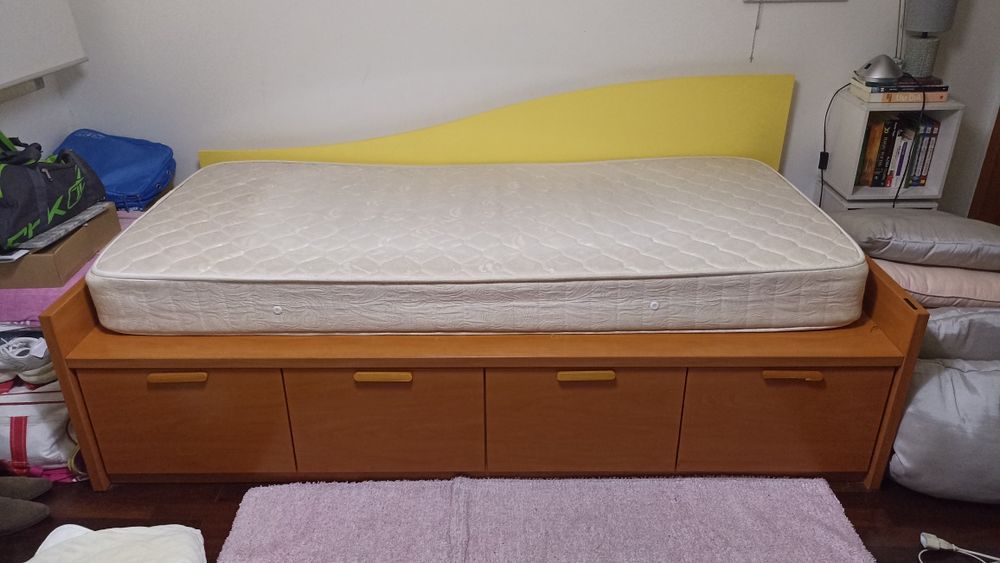Cama solteiro com arrumação