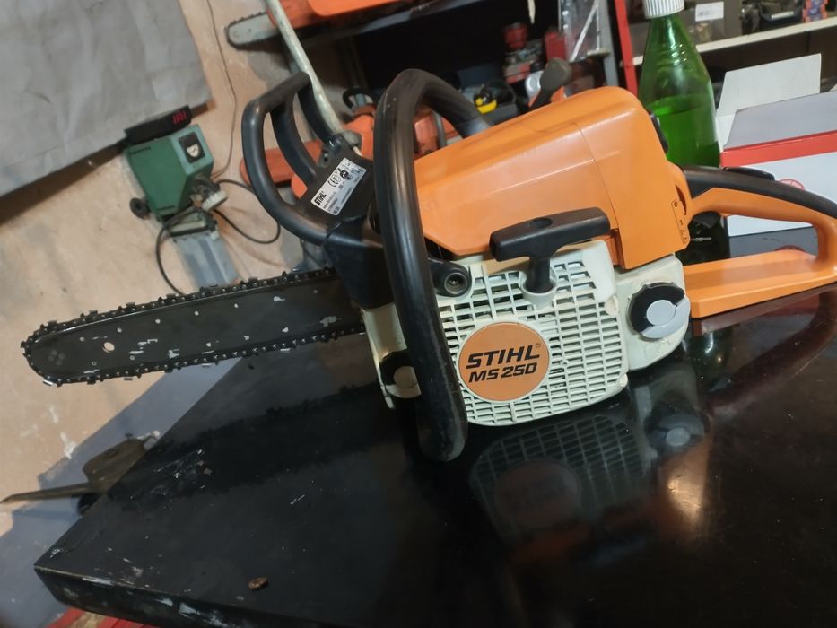 Piła spalinowa Stihl w dobrym stanie, widoczna na zdjęciach