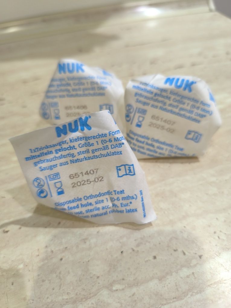 Zestaw nowych pojemników na mleko matki