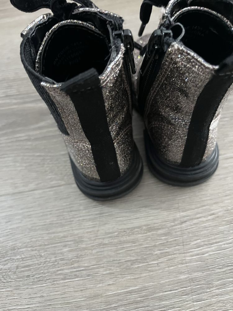 Botas brilhantes menina