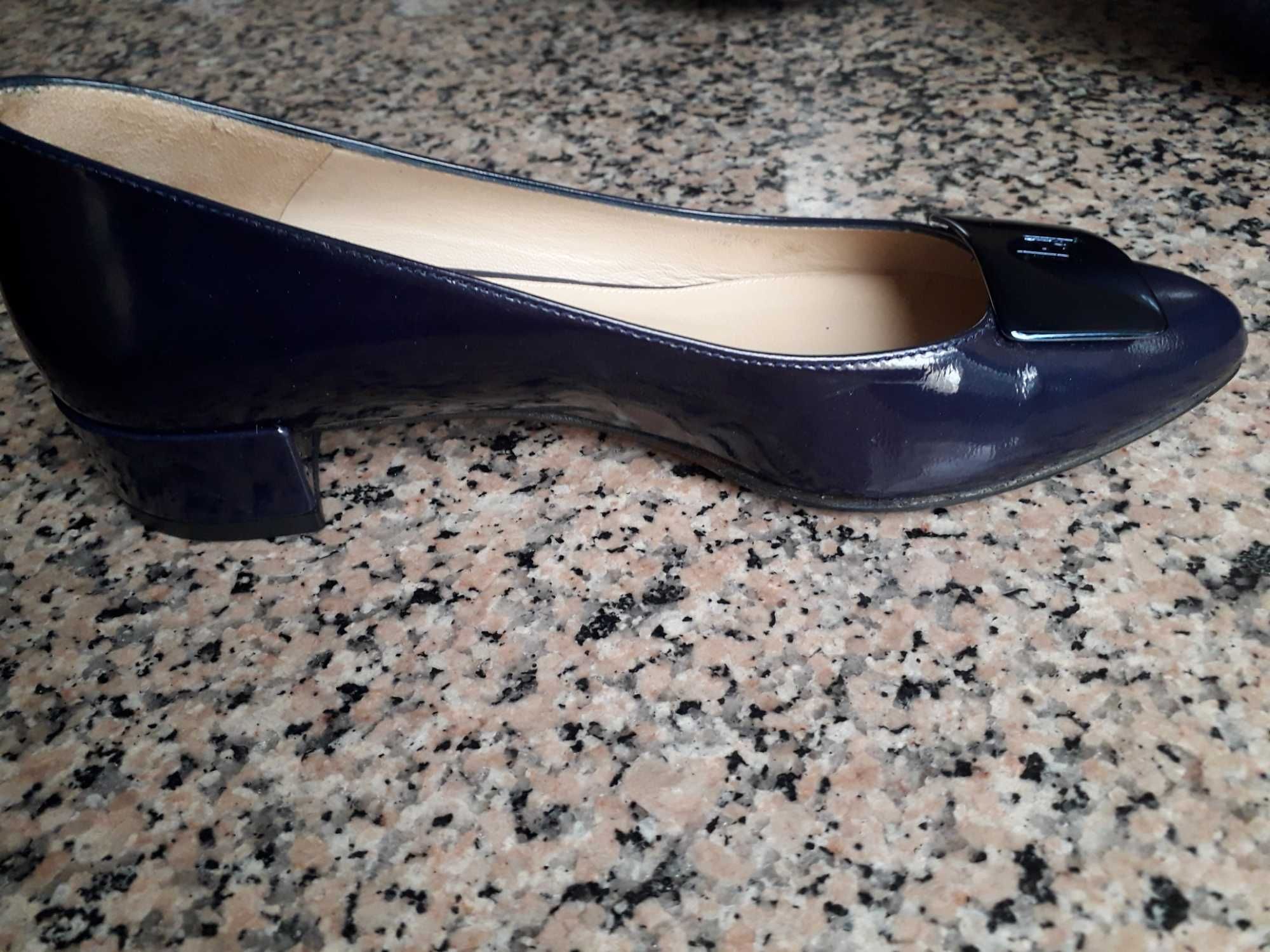 Sapatos novos, em pele vernizada