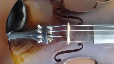 Violino antigo com caixa