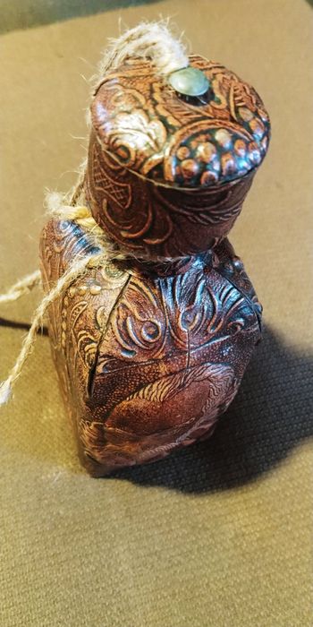 Бутылка сувенирная стекло+кожа с тиснением. декор