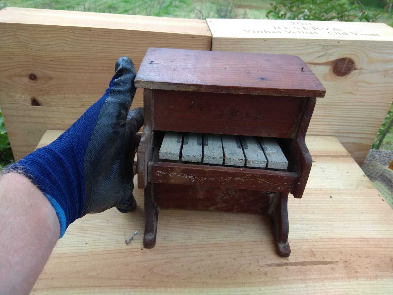 Piano de madeira para brincar, muito antigo