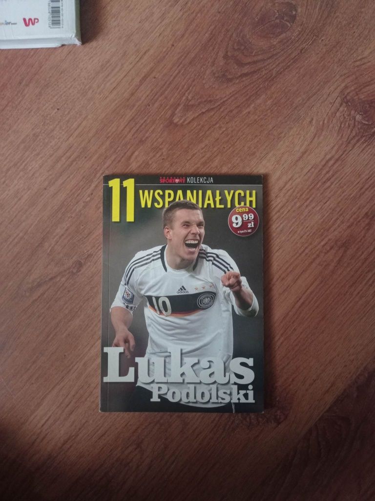 4 Książki o piłce nożnej .