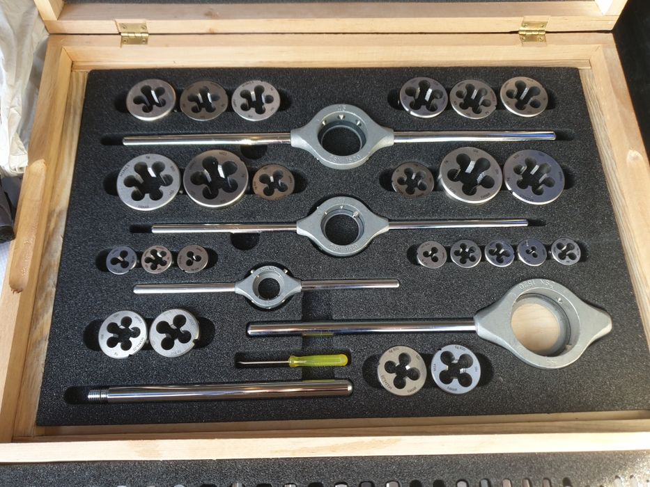 Zestaw gwintowników i narzynek FANAR.