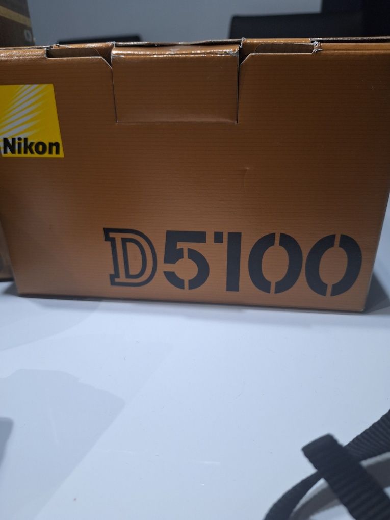 Nikon D5100 + obiektyw Nikon NIKKOR LENS 105