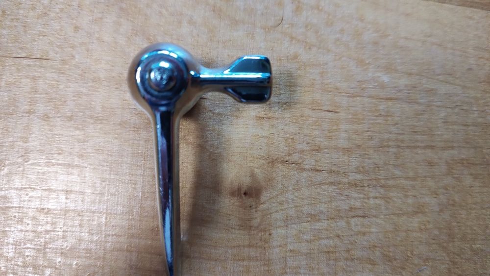 Замок фіксатор на вітрове шкло до ВАЗ(класика)СРСР.,новий.