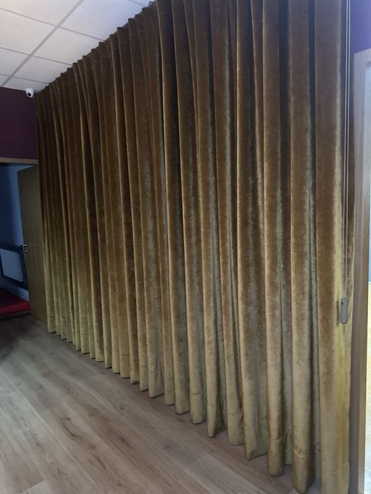 Cortina de Veludo Dourada com Varão – Elegante