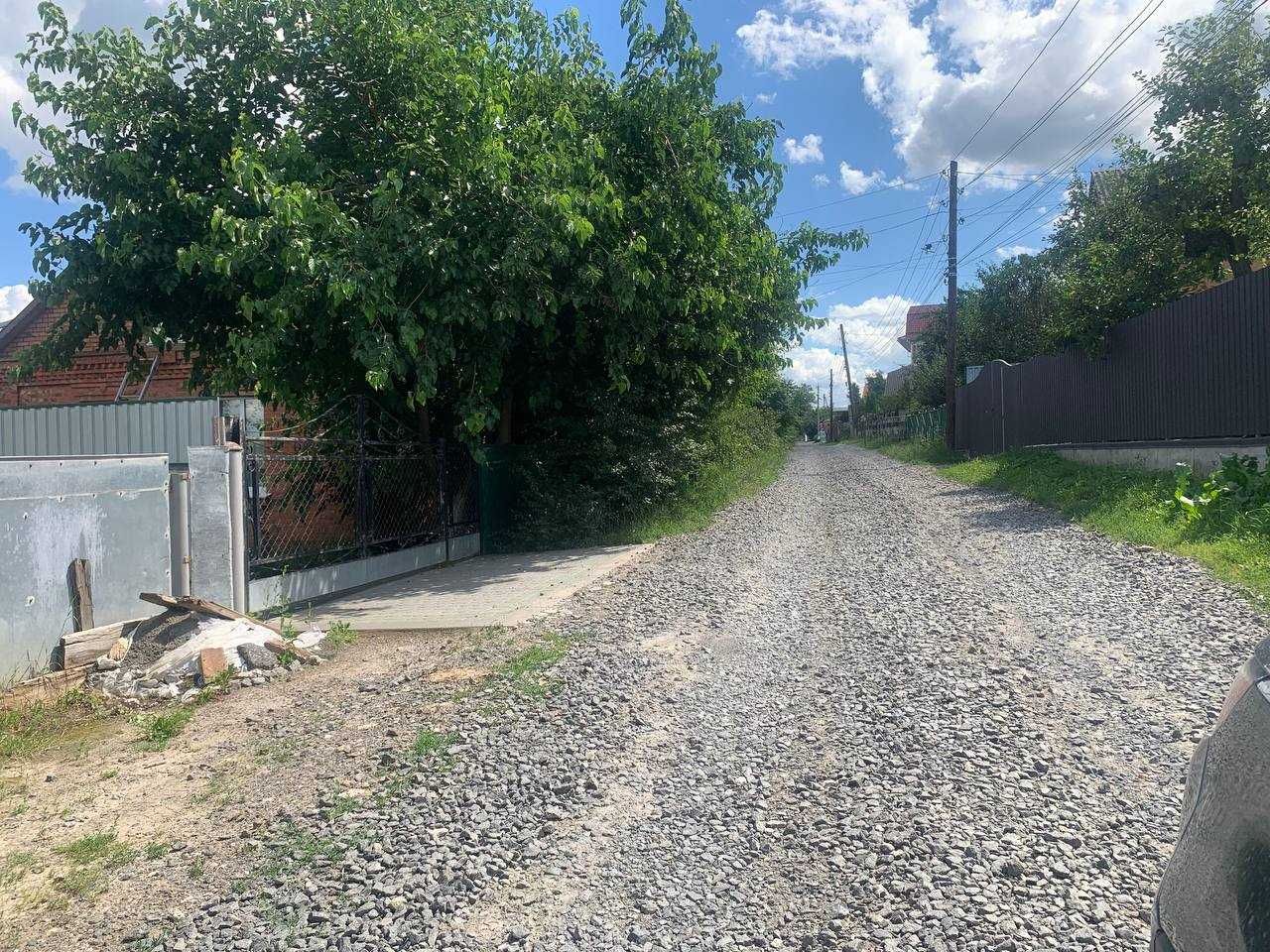 земельна ділянка. поруч маршрутка