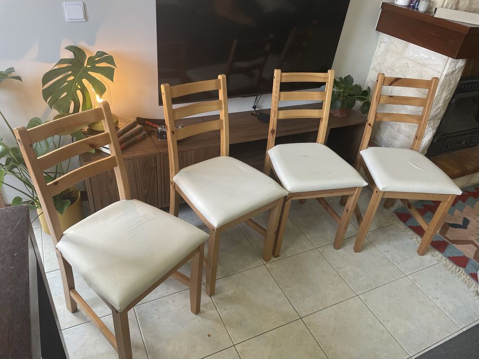 Conjunto de 4 cadeiras de madeira rusticas– em bom estado