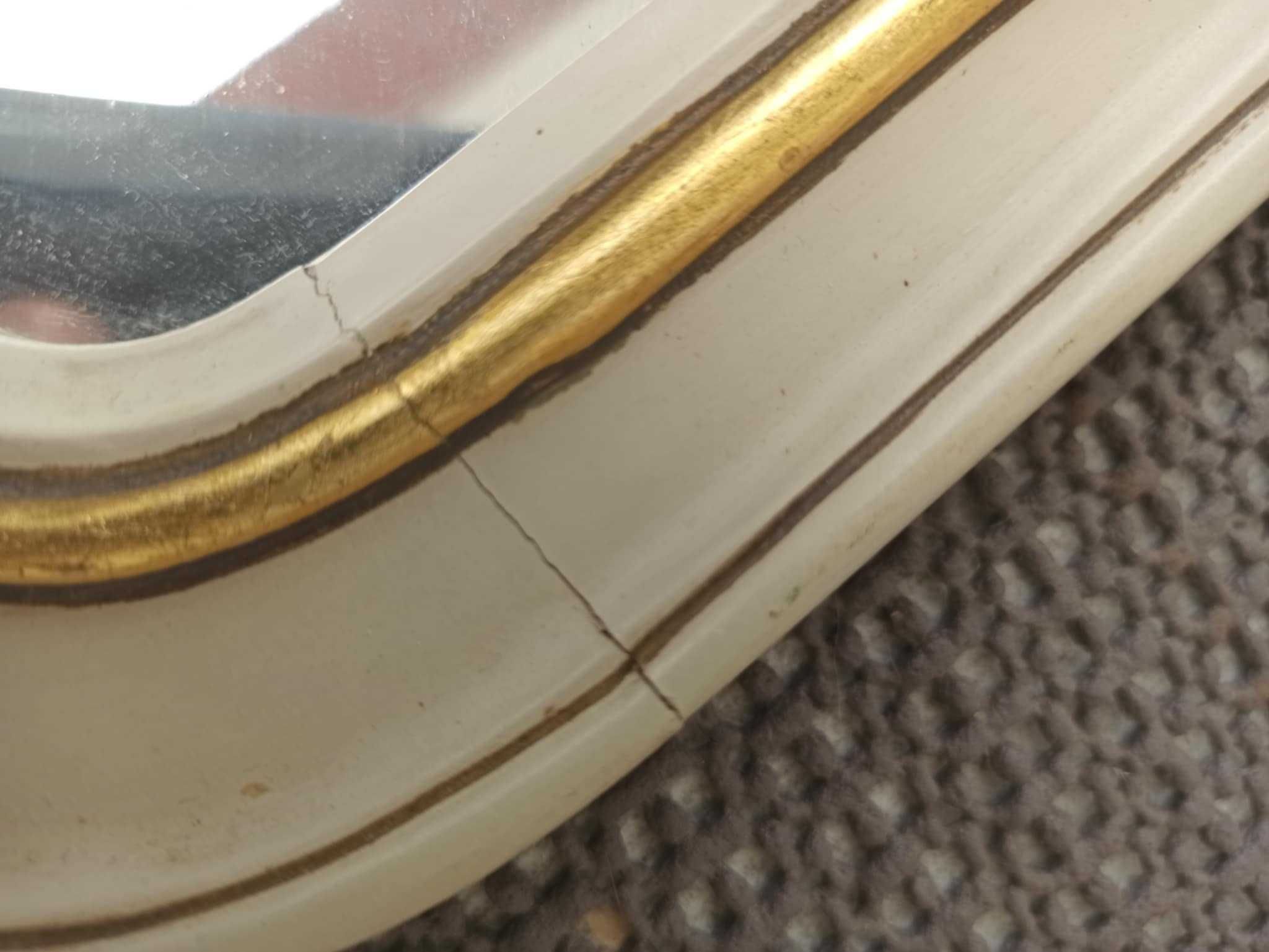 Espelho de parede, moldura em madeira tons branco e dourado