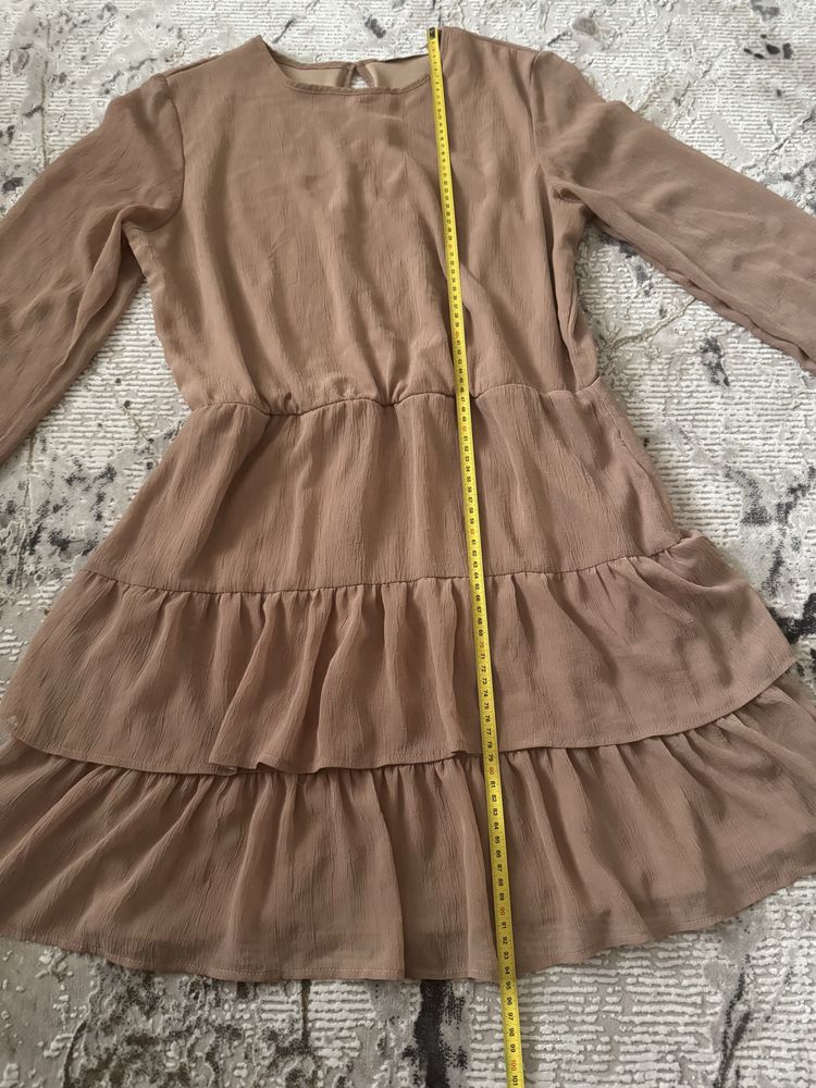 Sukienka z falbankami brąz camel nude Sinsay