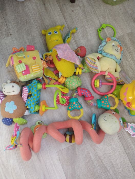Лот игрушек для коляски (погремушки, лабиринт)