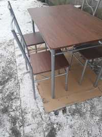 Stół  plus cztery krzesła Stan nowy