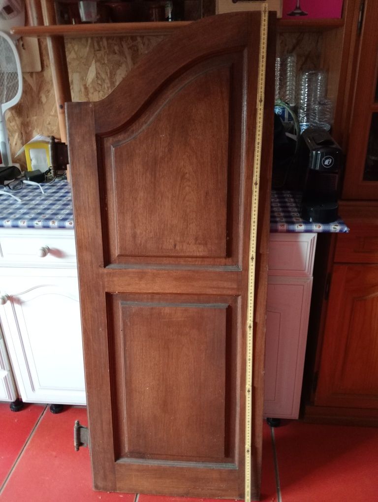Portas vaivém de mogno
