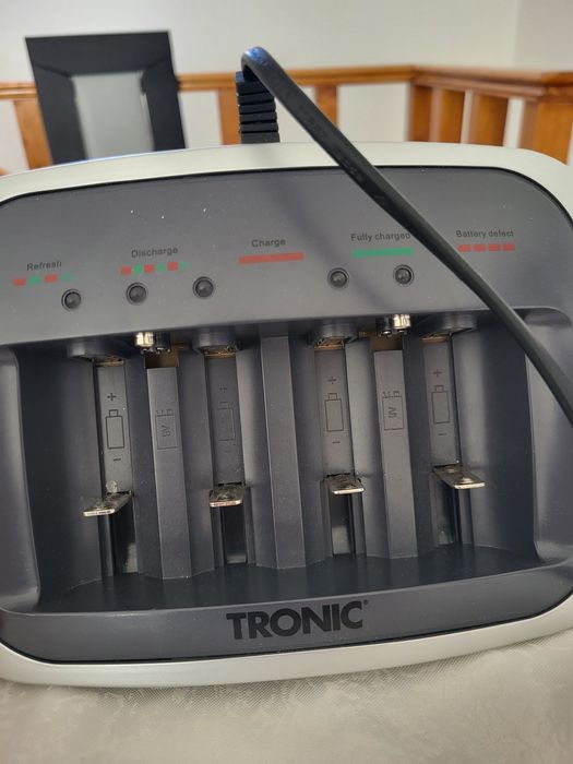 Carregador de pilhas Tronic
