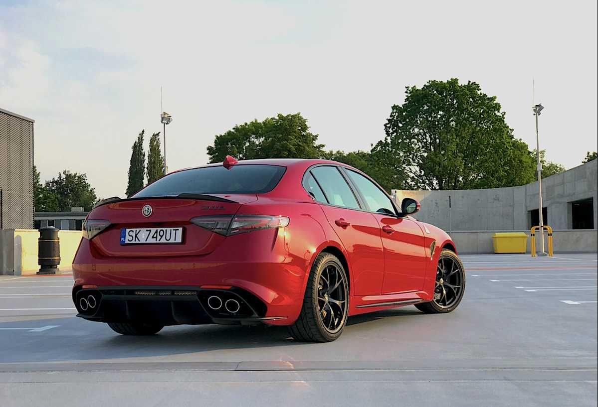 Wynajem Alfa Romeo Giulia Quadrifoglio V6 bez kaucji wypożyczalnia