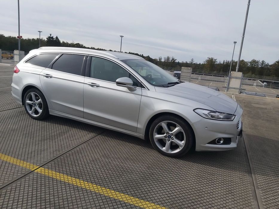 Ford Mondeo MK 5 Titanium Gold.