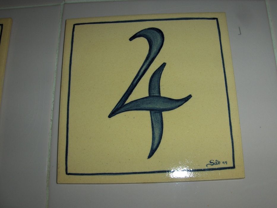 AZULEJOS Vidrados, pintados à mão com NÚMEROS e LETRAS - Novos