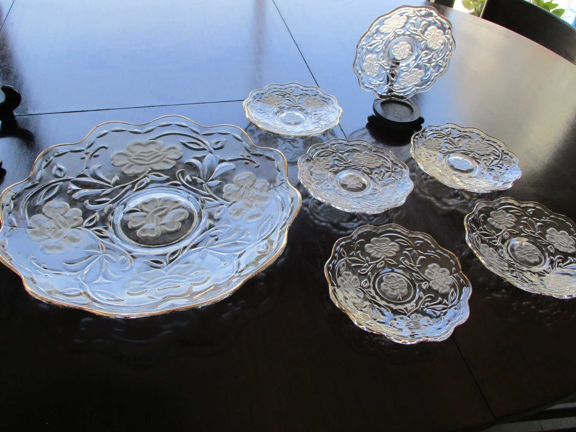 Conjunto de 7 pratos antigos em vidro trabalhado com dourado Vintage!