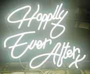 Неонова вивіска "Happily Ever After" ("Довіку щасливо")