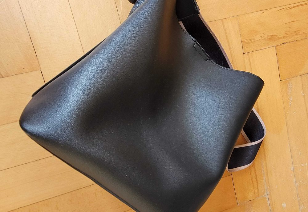 Torebka tote bag z brelokiem MOHITO czarna