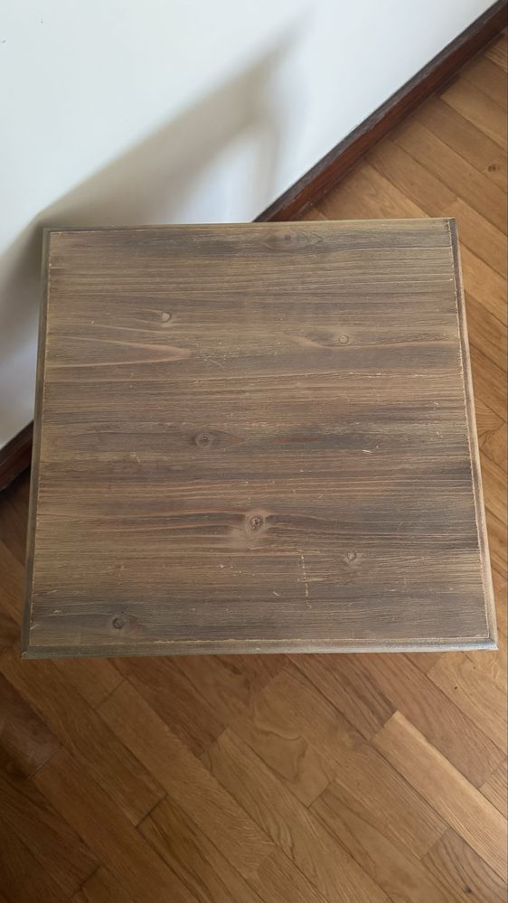 Mesa de apoio quadrada baixa