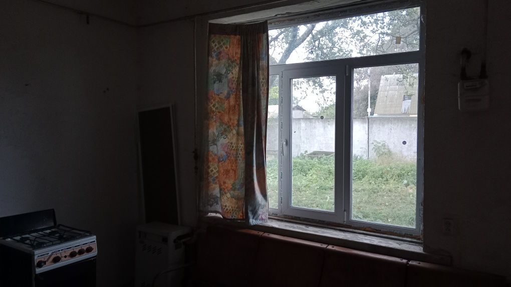 Дом без євро ремонту часть дома.