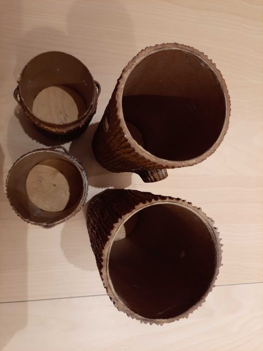 Komplet - dwa pojemniki na butelki w kształcie drewnianych pieńków