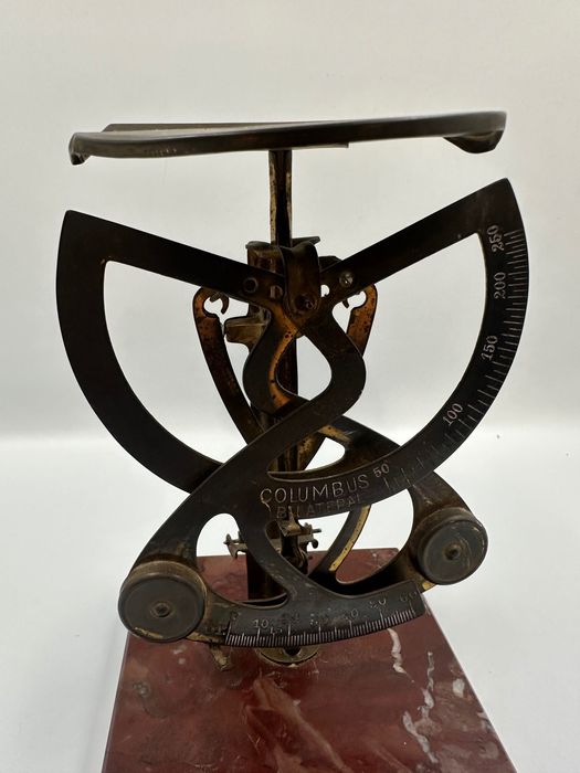 Stara waga na listy Columbus Bilateral z kamienną podstawą