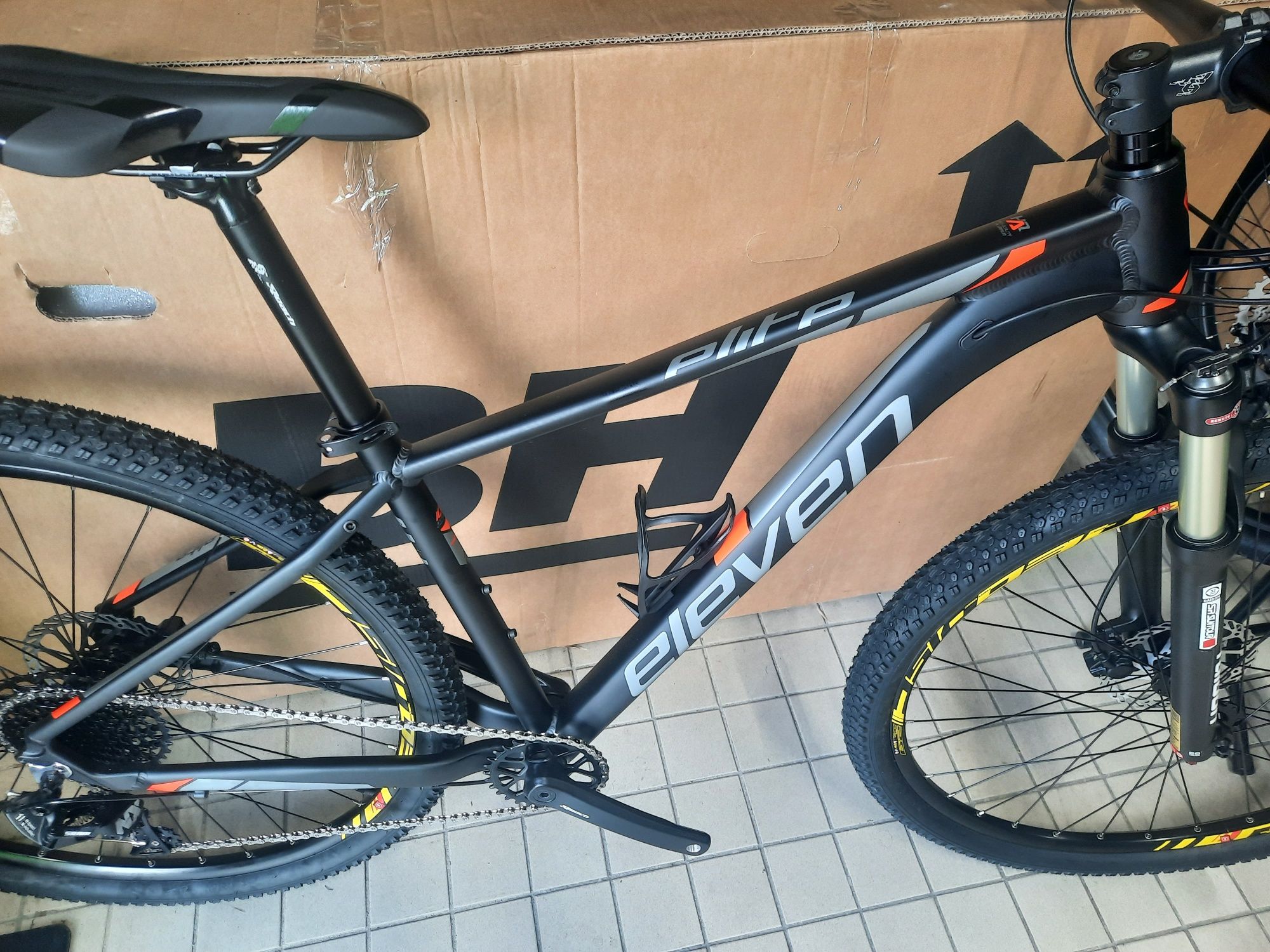 Btt 29 m suspensão a ar 11x1v  nova