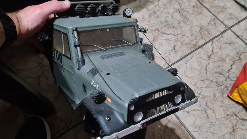 Vendo carro RC Crawler 1:10 RGT Custom