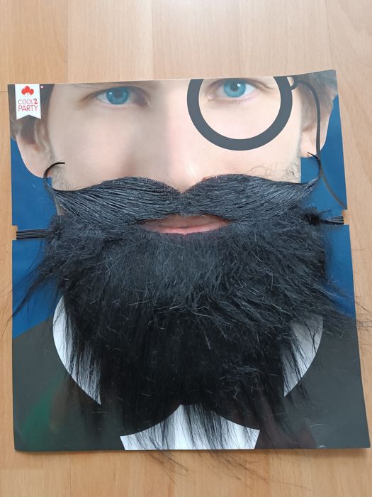 Broda z wąsem na gumce