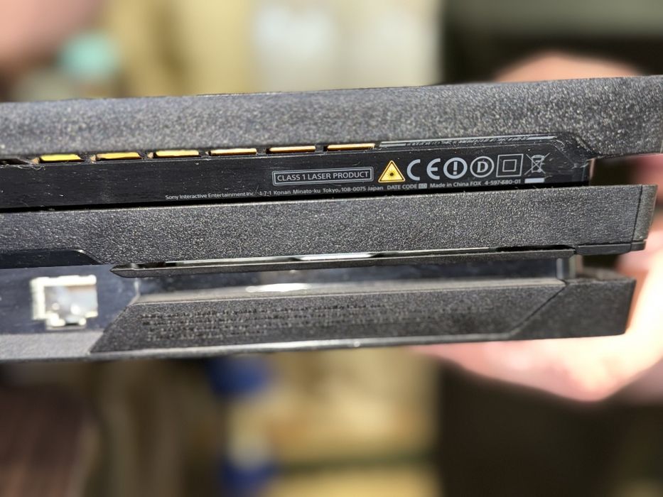Продам Sony PS4 PRO 1 TB